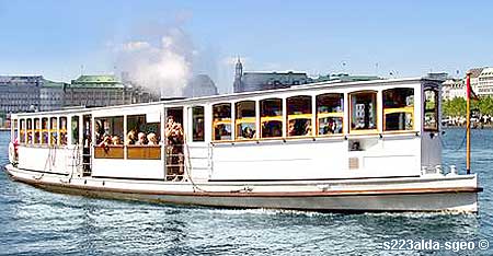 Oldtimerbarkasse - ltestes Oldtimer-Dampfschiff auf der Alster in Hamburg.